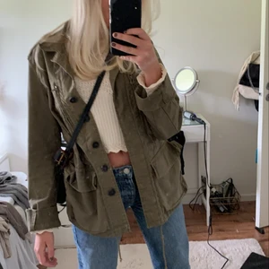Militärjacka zara - Säljer denna super fina militärjacka, köparen står för frakten som kostar 66kr💕BUDA I KOMENTARERNA FRÅN 150