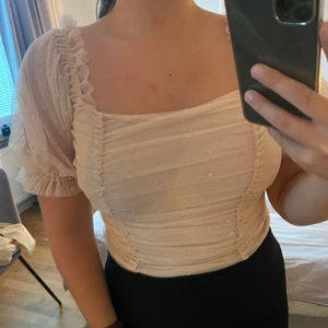 Söt topp från HM - Superfin, helt oanvänd med prislappen kvar. Storlek 38!