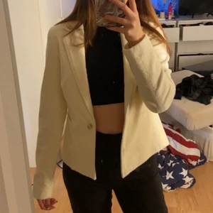 Oanvänd kavaj - Oanvänd kräm färgad kavaj från bikbok, köptes för 499kr.