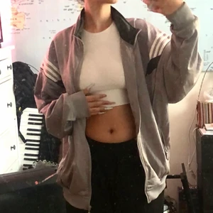 Adidas zipup - Oversized zipup adidas tröja, köpt på humana för ca ett år sedan. 