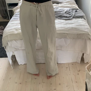 Linnebyxor  - Linnebyxor köpta i Frankrike. Nästan helt oanvända och i bra skick💞 är i L men passar på mig som är en S💘💘 kan gå ner i pris vill bli av med dom❤️