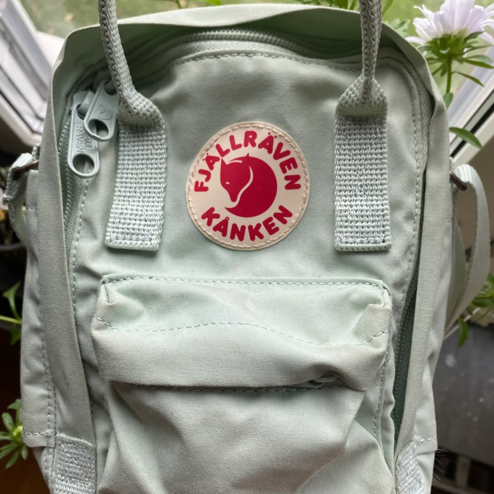 Jättefin Fjällräven Kånken väska i modellen ”Kånken sling” och är i en mintgrön färg. Du får plats med hur mycket som helst i den. Säljer för att jag inte använder den långre! Nypris 800kr. Väskor.