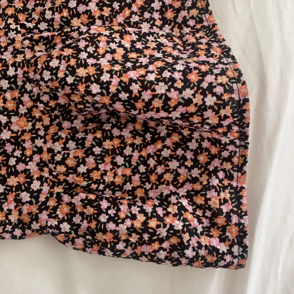 Jättefin blommig kjol från Vero Moda. Jättefint skick då den sällan är använd💓. Kjolar.
