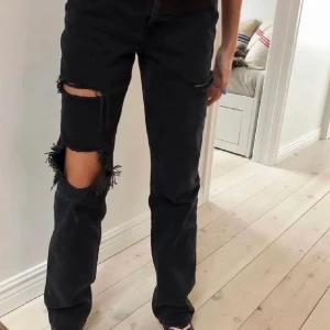 Zara jeans - Säljer dessa slutsålda jeans från zara. De är midrise och full length, och i storlek 34. Assnygga!!! Säljer för 230 plus frakt.🥰🥰