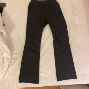 Svarta högmidjade kostymbyxor  - Svarta högmidjade kostymbyxor från bikbok. Storlek 36. Bra skick. Frakt tillkommer