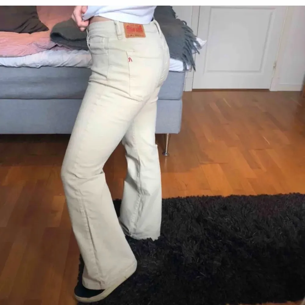 Coola bootcut jeans från Replay i strl w25 leg 32. Men väldigt stretchiga i strl, skulle säga att de passar xs-s.  semihög midja 😁. Jeans & Byxor.