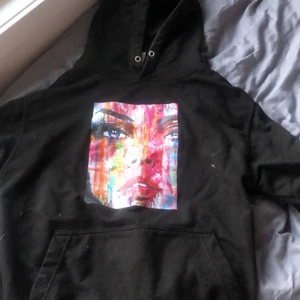 Hoodie - Säljer denna as snygga hoodie då den inte kommer till användning! vet att många eftertraktade denna på ett annat Plick konto jag la ut den på, jag råkade logga ut från de kontot och kom tyvärr inte in på de sen igen därför ja verkade så oseriös.!💓 vet tyvärr inte var den är från då de inte står något i den och de va ca 1,5 år sen ja köpte den. ( den sitter väldigt tajt så den passar xs-s )