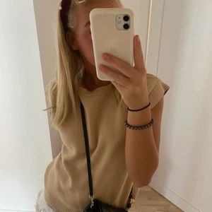 Stickad väst ifrån zara! - Säljer min fina fina stickade beige väst från zara! Västen är endast använd en gång och är i storlek S. Så skönt material och väldigt bra kvalite💕 buda🥰 
