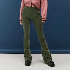 Urban outfitters gröna byxor - Manchester. Långa och flared. Supersköna och fina :). Fin grön färg