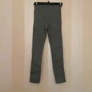 Gröna byxor - Gröna byxor i modellen skinny fit super stretch. Dragkedja på sidan