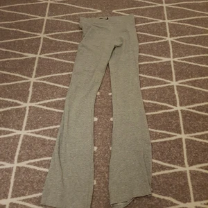 Byxor - Säljer ett par gråa utsvängda byxor från lager 157. Använder aldrig längre så därför säljer jag. Dem är i fint skick och stl xs men sitter absolut inte tajt och är något strechit. Jag är 160cm och dem sitter perfekt på mig. Kan skicka om du står för frakt och kan även mötas.