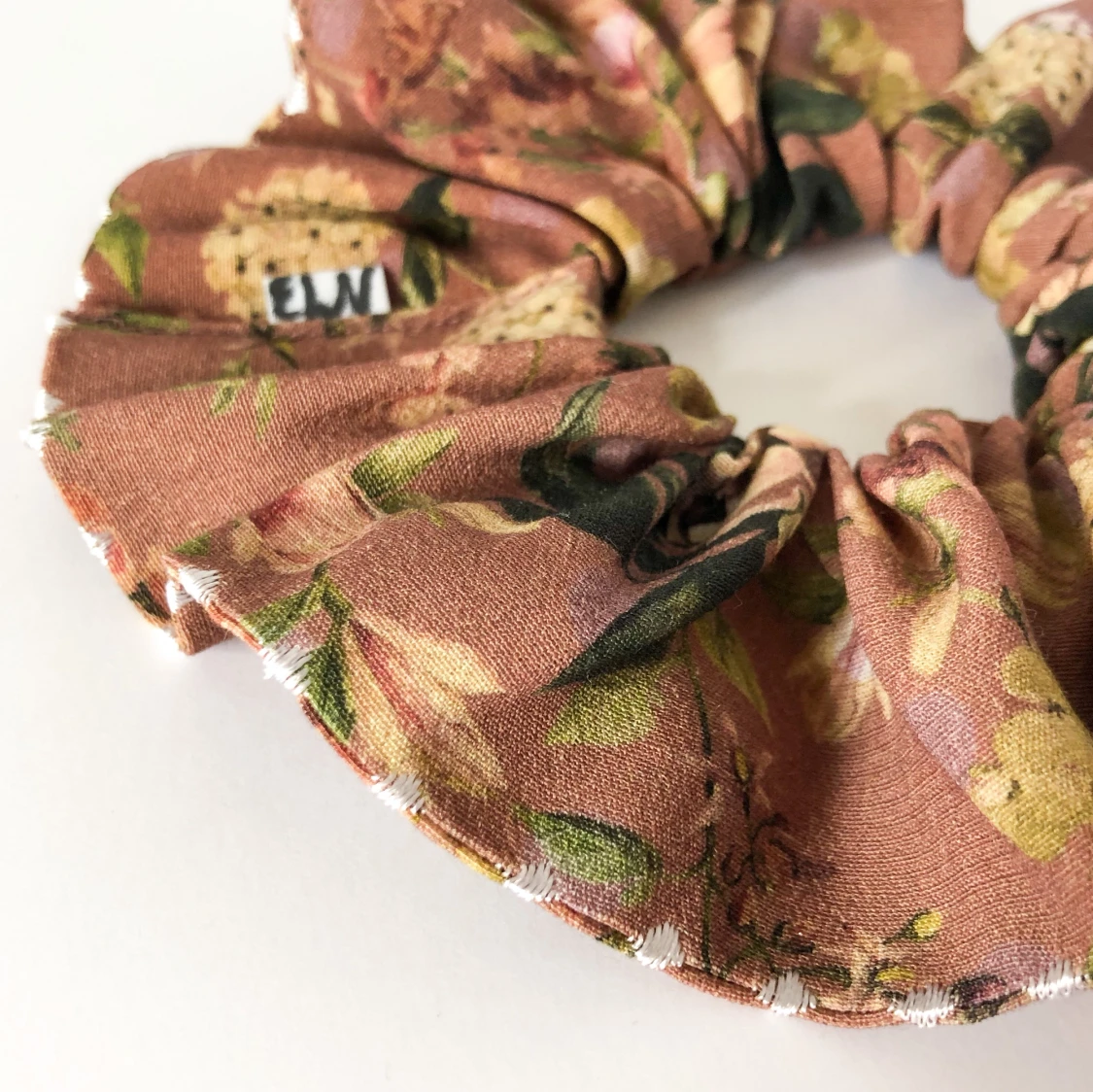 Brun blommig retro scrunchie  - 90