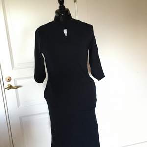 Mörkblå klänning från Filippa K. Supersnygg och lyxigt tyg mne det bästa av allt, den har fickor!! Kan mötas upp i Göteborg eller så står köparen för frakt!