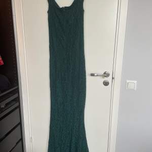 Snygg grön långklänning från Bubbelroom. Använd vid ett tillfälle. Normal i stl. Jag hade dock 10cm höga klackar till. 