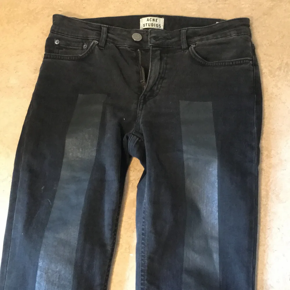 Svarta jeans som sitter för löst i midjan. Från Acne. Jeans & Byxor.