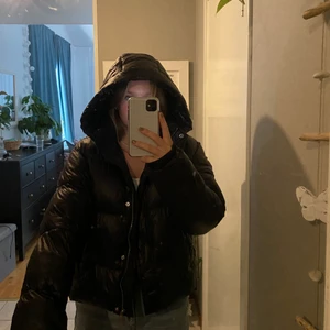 Vinterjacka - Säljer min svarta vinterjacka från Nelly i storlek 38 för 300+frakt (66kr). Jackan har fickor, inga skador någonstans, lagom använd men syns knappt