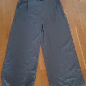 Kostymbyxor - Oanvända kostymbyxor stlk L-XL dem har fickor.