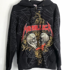 Metallica hoodie  - Den är enndast använd 1 gång, den är i helt nyskick, jätte bra material. Nypris: 850 kr 