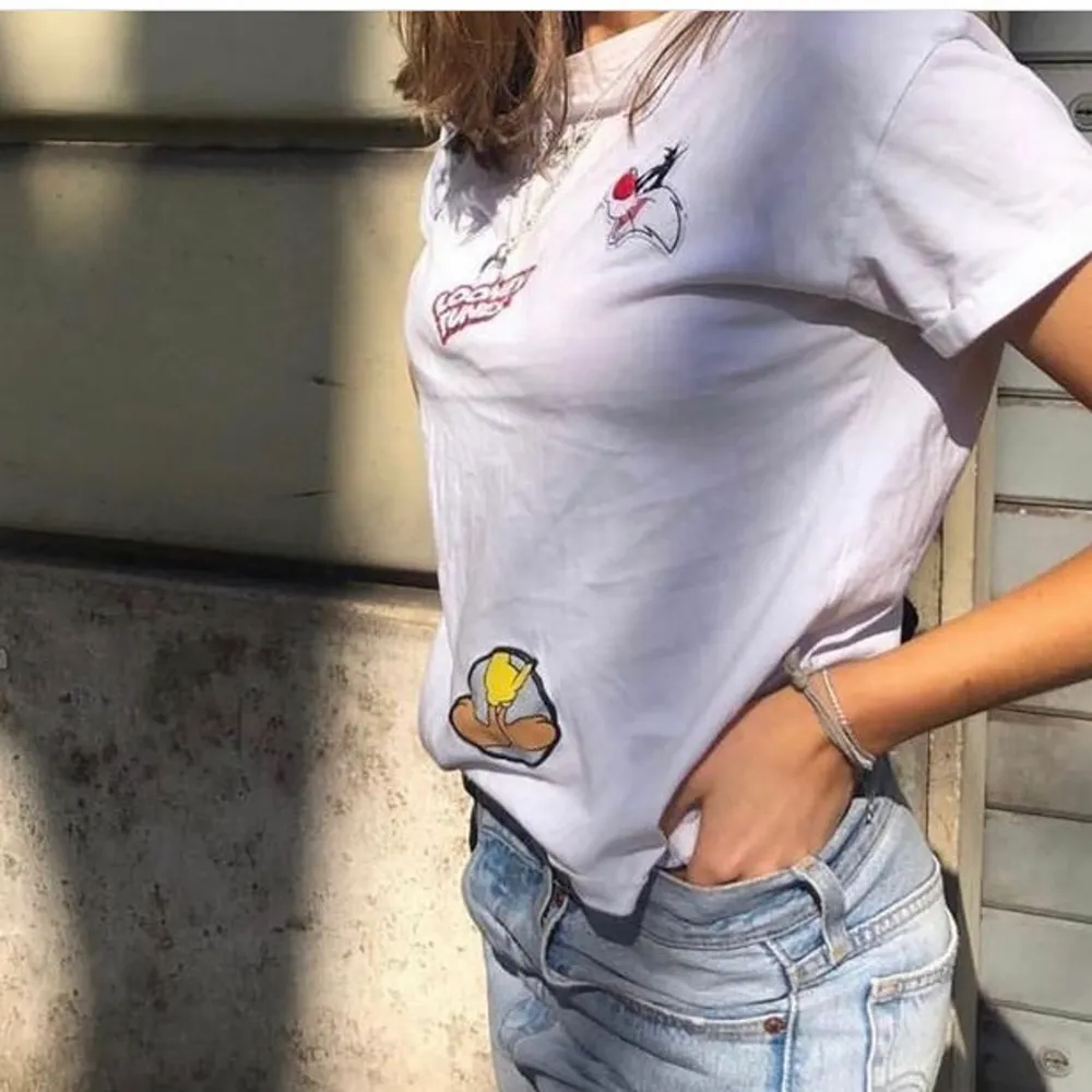 Vit T-shirt från Mango med olika patches från Looney Tunes på, lite boxy fit. Passar S-M🤍🌈. T-shirts.
