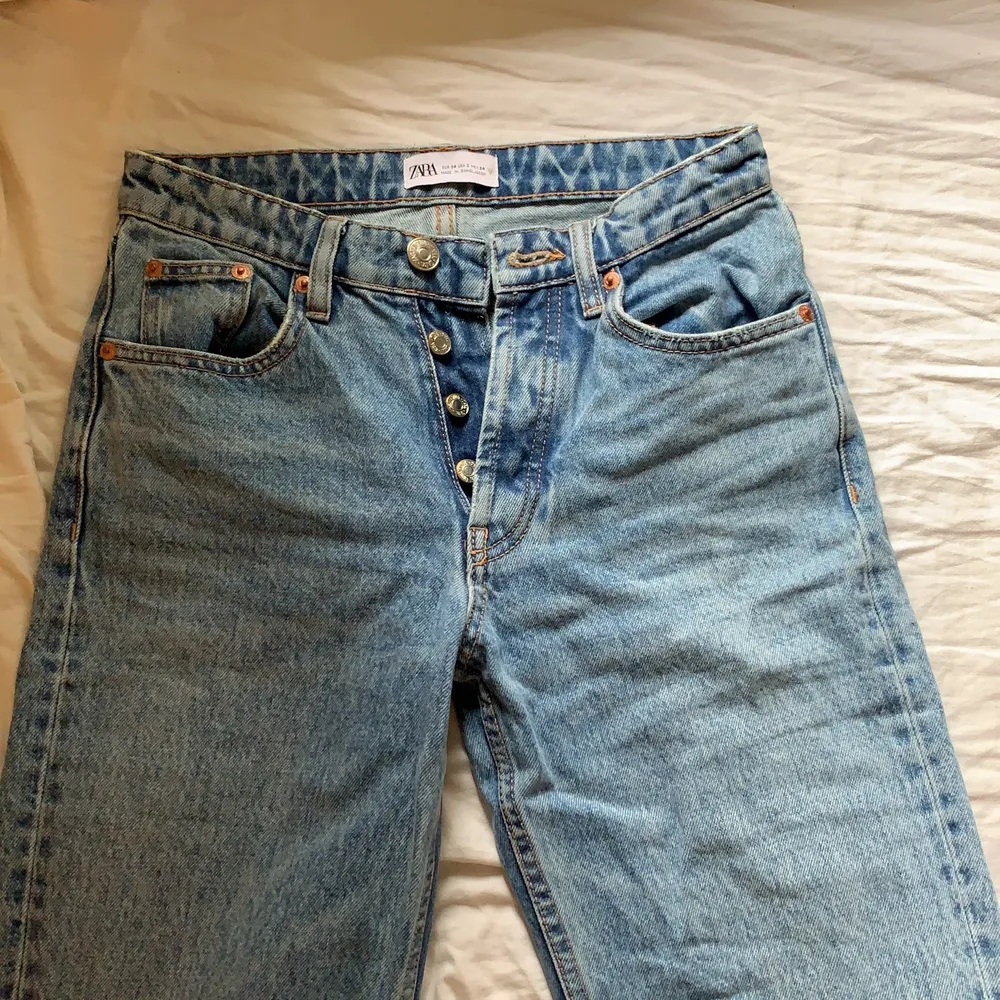 Säljer mina jättefina jeans från Zara i en straight leg, midrise modell (de populära). Jättefint skick, säljer pga fel storlek. ( storlek 34 ) långa på mig som är 170🥰. Jeans & Byxor.