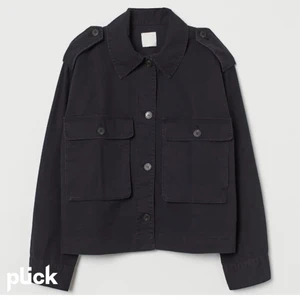 Trendig jacka från hm  - Trendig jacka från hm som är helt slutsåld. Jag har den i storlek xs. Bud börjar på 200kr! Tar ej bud under 200 och frakt betalas av KÖPAREN! 