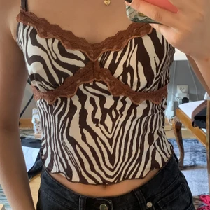 Topp - Super fin topp i brun sebra, banden är justerbara och den är i storlek s pris 25kr + frakt 