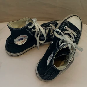  Converse  - Mina favorit Converse har tyvärr blivit för små, storlek 37,5 dem har ett litet glapp på höger sko det ser nu på bild 2, pris 130kr + frakt!☺️                                                                               Om det finns många intresserade så blir det budgivning 
