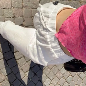 Linnebyxor  - Säljer ett par linnenbyxor i storlek S, som ni ser är första bilden lånad, bild två är min. Snöret som endast sitter som en detalj har jag tagit bort men det går lätt att sy tillbaka igen (vilket jag kan ordna!) byxorna är använda 2-3 gånger, alltså nyskick! Byxorna är 97 cm långa och passar mig som är 167 cm lång 🥰 