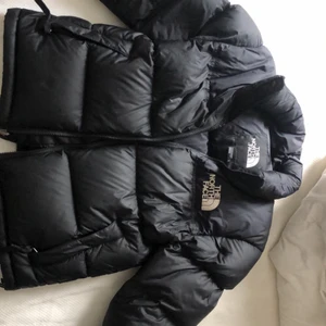 North face jacka -                                                                                      Jätte fin northface jacka som är använd en vinter, inga hål eller fläckar o dunet ligger jätte fint och är fluffigt. Det är en dam i storlek S. Kan mötas i Stockholm (stan, slussen) eller så skickas den mot betalning för frakt. Priset som står är det som gäller eller högst budande.