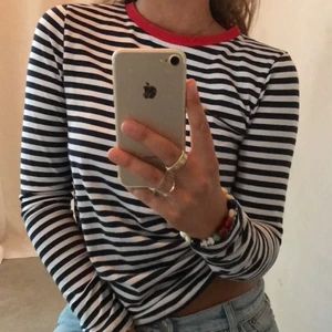 Randig tröja - Säljer denna marinblå randiga tröja från warehouse💕💕 såå skönt material! 