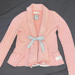 Odd Molly Kofta - En rosa kofta från Odd Molly. Endast använd ett fåtal gånger, väldigt fint skick. Koftan är i storlek 0, vilket motsvarar XS. Priset kan diskuteras❤️❤️