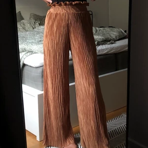 Festbyxor! - Jättehärliga byxor som är perfekt till fest eller middagar! Använda 1 nyårsafton och ser ut som nya! Jag på bilden är 170cm lång