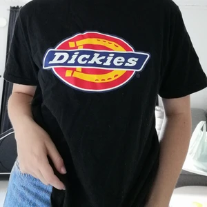 Dickies t-shirt  - Säljer min dickies tröja som är använd enstaka gånger. Ser ut att vara i nyskick. Pris kan diskuteras och köparen står för frakt. 