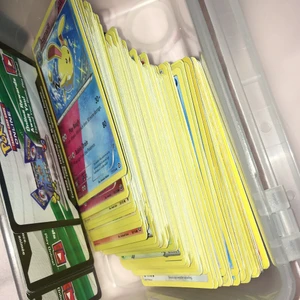 Pokemonkort - Pokémon kort ! Alla vanliga kort kostar 3 kr st men skriv om du letar efter något speciellt eller om du vill ha en EX(då är det annat pris)💕 10kr frakt på alla beställningar