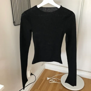 Adsgn tröja  - Den populära tröjan från Alice Stenlöfs märke ADSGN. Kan tyvärr inte behålla den då den är för liten för mig. Aldrig använd. Tröjan är i storlek XXS. Köparen står för frakten som är spårbar 💙 Utgångspris 360 kr, budgivning avslutas 15/9 22.00. BUD ÄR BINDANDE