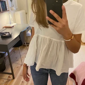 T-shirt med volang  - Använd Max 4 gånger. Säljer eftersom att den inte får någon användning. Storlek s men passar mig som är xs. Passar en m med. Nyskick. Lånade bilder!!