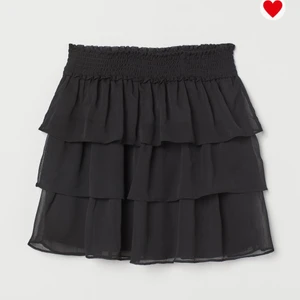 Volangkjol - Jätte fin svart volangkjol som tyvärr är lite stor för mig. Den är från hm och slutsåld just nu. Passar jätte bra till allt och jätte fin nu till hösten💕💕 Köparen står för frakt.  Köp direkt för 200kr