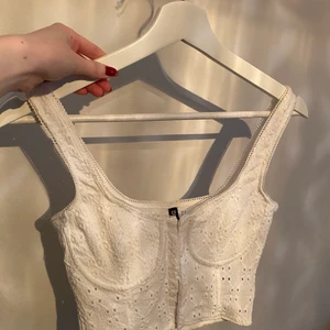 Topp - En vit topp från HM! Använd ett par fåtal gånger. Man knäpper på framsidan, alltså det finns inget där bak. Storlek 36. Frakt återkommer 