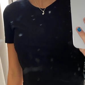 Svart t shirt - Croppad svart t shirt från zara ❤️