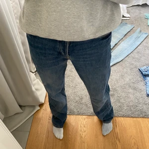 Zara jeans - Mellan blåa jeans från zara! Skulle säga att de har passformen straight och lite högre i midjan än midrise❤️har nästan aldrig använt dessa pga har för många jeans så de är i super skick!! 
