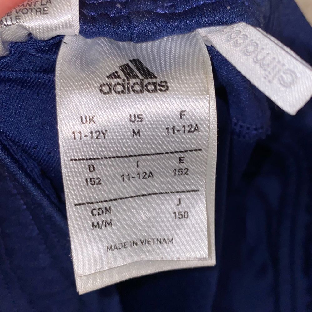 Mörkblåa Adidasbyxor som säljs pågrund av att de är försmå. De är i gott skick och nästan aldrig använda. Storlek M, men de känns mindre.. Jeans & Byxor.
