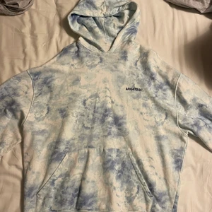 Axel Arigato sky blue hoodie - Jättenajs oversized Axel Arigato hoodie! Sitter lite tajtare runt midjan och oversized på resten av kroppen. Klippte bort lapparna i nacken för de kliade!