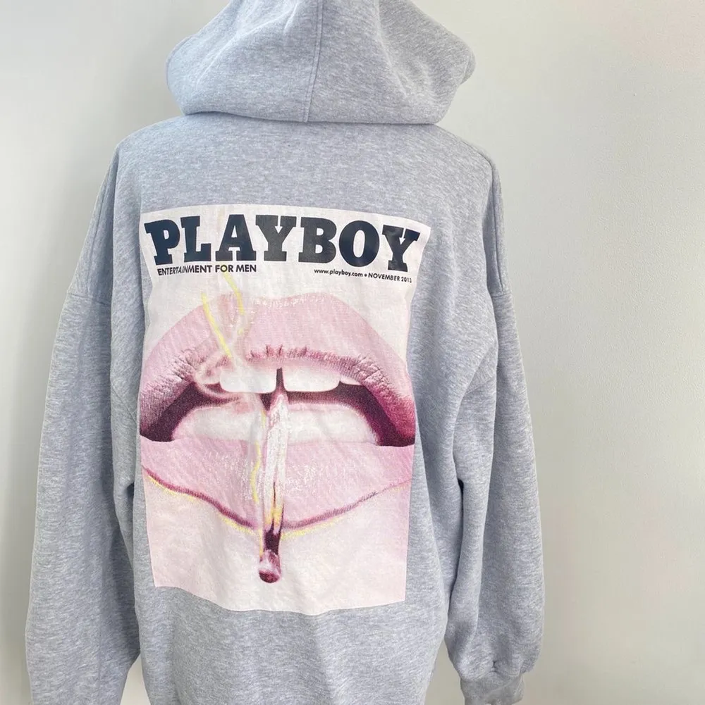 Säljer en as snygg playboy hoodie, köpt för bara ca två månader sen. Säljer på grund utav att jag inte tyckte sen passa mig. Den är i storlek 34 men väldigt overzized🥰. Hoodies.