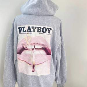 Säljer en as snygg playboy hoodie, köpt för bara ca två månader sen. Säljer på grund utav att jag inte tyckte sen passa mig. Den är i storlek 34 men väldigt overzized🥰