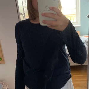 Mörkblå långärmad tröja - Basic mörkblå tröja. Med detalj på ryggen.
