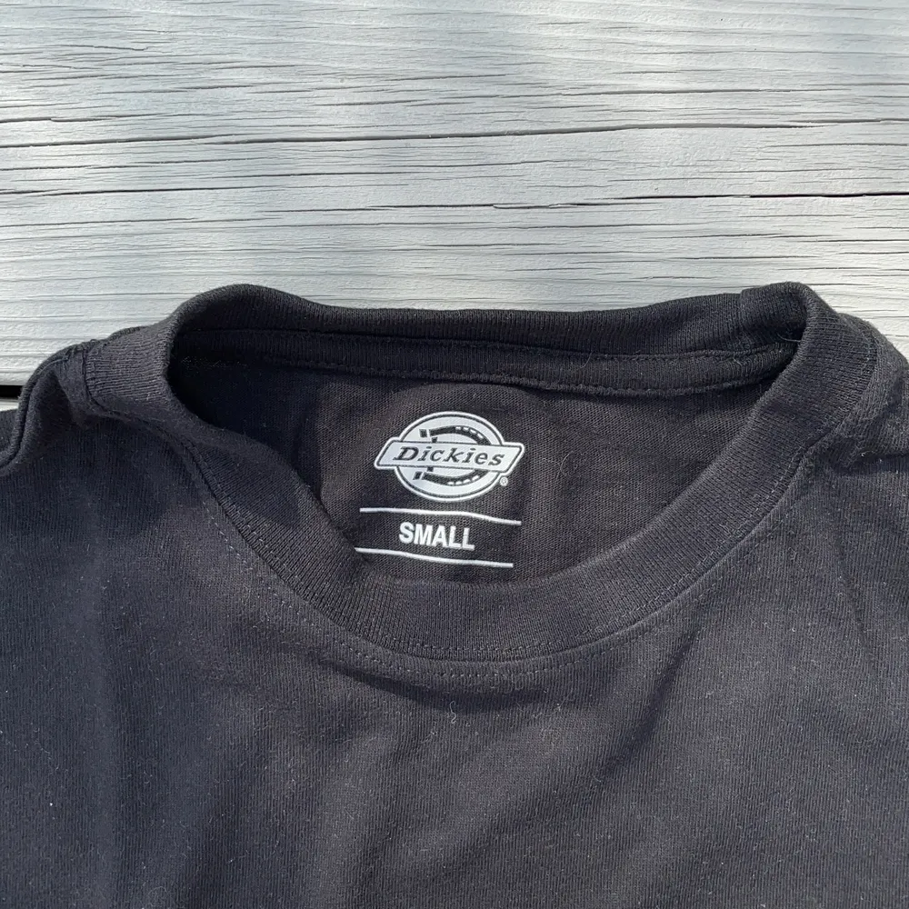 Snygg svart T-shirt från dickies som bara är använd ett fåtalgånger. Ser ut som ny. Häftigt och färgglatt märke. Unisex. Perfekt till hösten och vintern🤩👼🏼❤️. T-shirts.