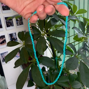 Blått pärlhalsband - Blått pärlhalsband med guldkedja. 30kr+12kr frakt🌸