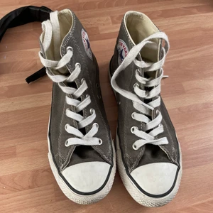 Converse  - Säljer mina grå Converse pga för små, skorna är i fint skick och är sparsamt använda. Strl 38🙏🏻