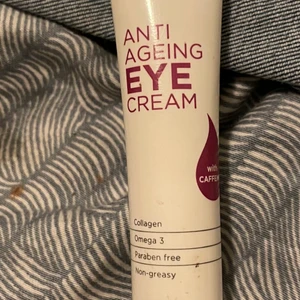 Antiaging eye cream. Tagit liiite ur  - Anti-aning ögonkräm, återfuktar och minskar pösiga ögon. Tagit pyyyyttelite, nypris ca 80-120;- men jag säljer den för 55 och då bjuder jag på frakten (24:-) så egentligen kostar bara varan 26:-!!! 😍