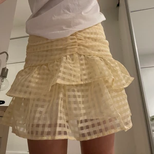 Volang kjol - Superfin kjol från Gina Tricot i en ljusgul färg✨ säljer då den ine kommer till användning🤎